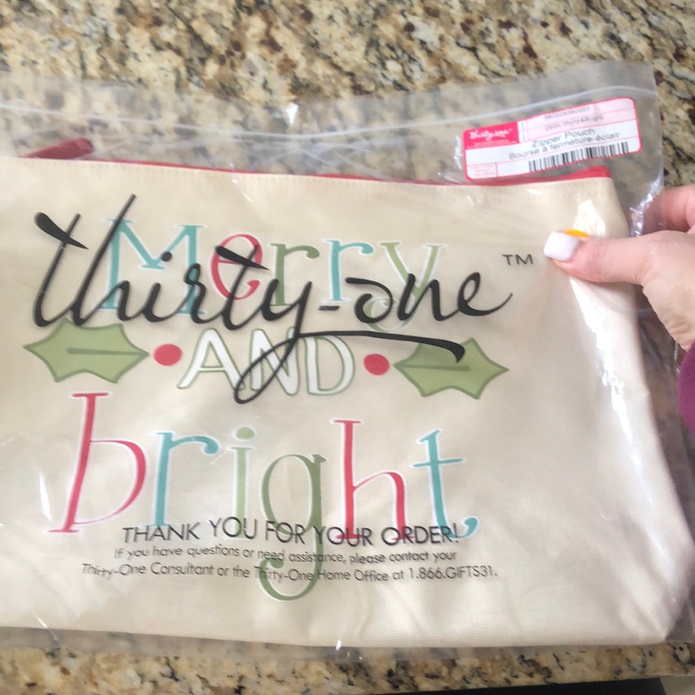 NIP Thirty One Zipper Pouch *LE Holiday Print* Merry and Bright